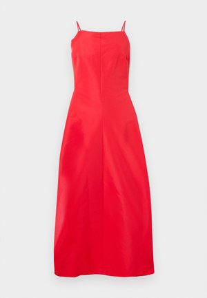 Robe midi rouge sans manches avec une coupe droite et des bretelles fines, sur un fond blanc uni.