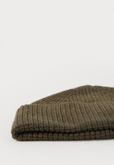 Berretto lavorato a maglia verde oliva a coste con risvolto, realizzato in lana o materiale simile, caratterizzato da una texture morbida.