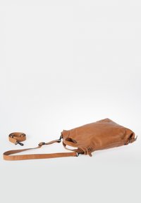 Bruine leren schoudertas met een gladde textuur, rechthoekige vorm, verstelbare schouderriem en zwarte hardware. Inclusief een afneembare riem.