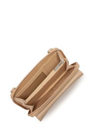 Portefeuille en cuir beige avec une finition texturée, comportant plusieurs fentes pour cartes, un compartiment zippé et une doublure intérieure lisse.