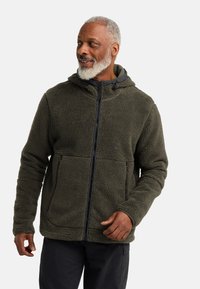 Olivgrüne Fleecejacke mit Kapuze, strukturiertem Stoff, Frontreißverschluss und zwei seitlichen Taschen. Verfügt über schwarze Akzente am Kragen.