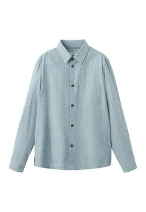 Hellblaues, langärmliges Hemd mit Knopfleiste, vertikalen weißen Nadelstreifen und einer Brusttasche vor weißem Hintergrund.