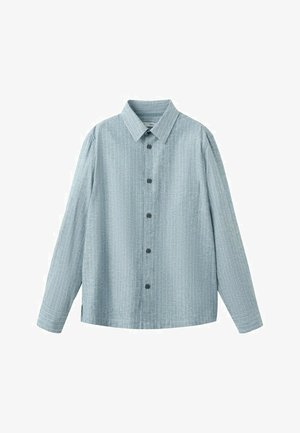 Hellblaues, langärmliges Hemd mit Knopfleiste, vertikalen weißen Nadelstreifen und einer Brusttasche vor weißem Hintergrund.