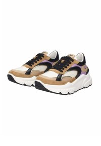 Sneakers con una suola bianca spessa, con sopra pelle scamosciata beige, accenti neri e pannelli in rete. Il dettaglio viola sul lato aggiunge contrasto. Lacci neri.