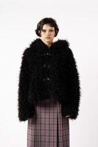 Fekete, bolyhos kabát, textúrált anyagból, rövidített fazonnal, csőnyakkal és elöl ezüstszínű csuklókkal.