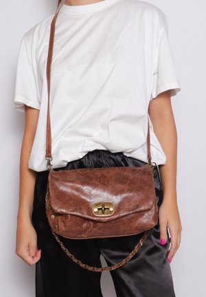 Bruinen leren schoudertas met een textuurafwerking, gouden sluiting en een kettinghengsel. De tas heeft een klepdesign en subtiele metallic accenten.