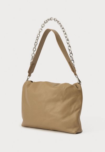 Τσαντάκι ώμου σε καμηλό δέρμα με επένδυση που δίνει μαλακή, αφρώδη υφή. Διαθέτει λουρί αλυσίδας σε ασημί χρώμα και λείο, μινιμαλιστικό σχέδιο.