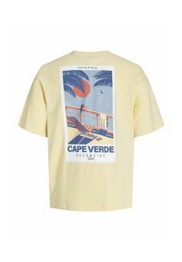 Geel katoenen T-shirt met een grafische print op de achterkant. Het ontwerp bevat palmbomen, een zon en een ligstoel met "CAPE VERDE OCEANSIDE."