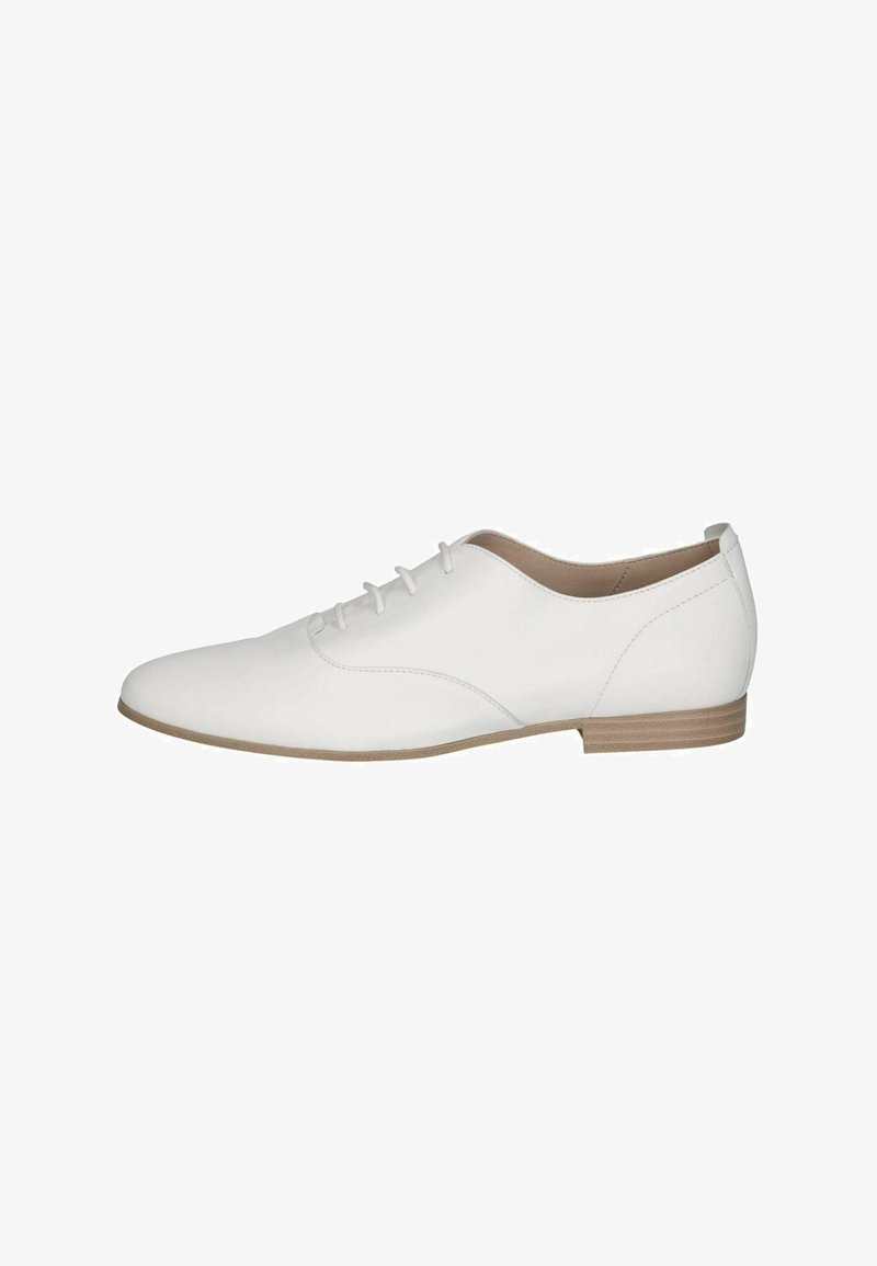 Zapato Oxford de cuero blanco con tacón bajo de madera y cuatro ojales para cordones, mostrado desde el lado derecho sobre fondo blanco.