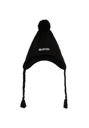 Zwarte wintermuts met oorflappen, gevlochten kwastjes, pompon bovenop en wit "dc shoes" logo aan de voorkant.