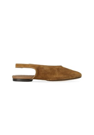 Scarpa slingback piatta in camoscio marrone con punta chiusa e tacco basso nero, mostrata di profilo su sfondo bianco.