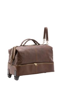Borsa da viaggio a rotelle in pelle marrone con doppi manici, tracolla rimovibile, cerniere e superficie testurizzata. Include ruote per la mobilità.