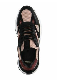 Atletische sneakers met een bovenwerk van mesh in roze en zwart, met donkerrode accenten, zwarte veters en een witte rubberen zool.