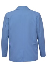 Blazer bleu clair avec col à encoche, manches longues et deux poches latérales. Tissu lisse au design minimaliste sans fermetures visibles.