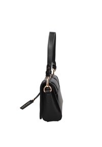 Borsa a mano in pelle nera con un design strutturato, dotata di una sola tracolla, hardware dorato e forma rettangolare con una targhetta laterale.