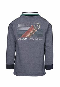 Grijze langemouwen shirt met een groen en wit gestreepte kraag, geborduurd logo van de Britse Tennisclub en kleurrijke graphics op de achterkant.
