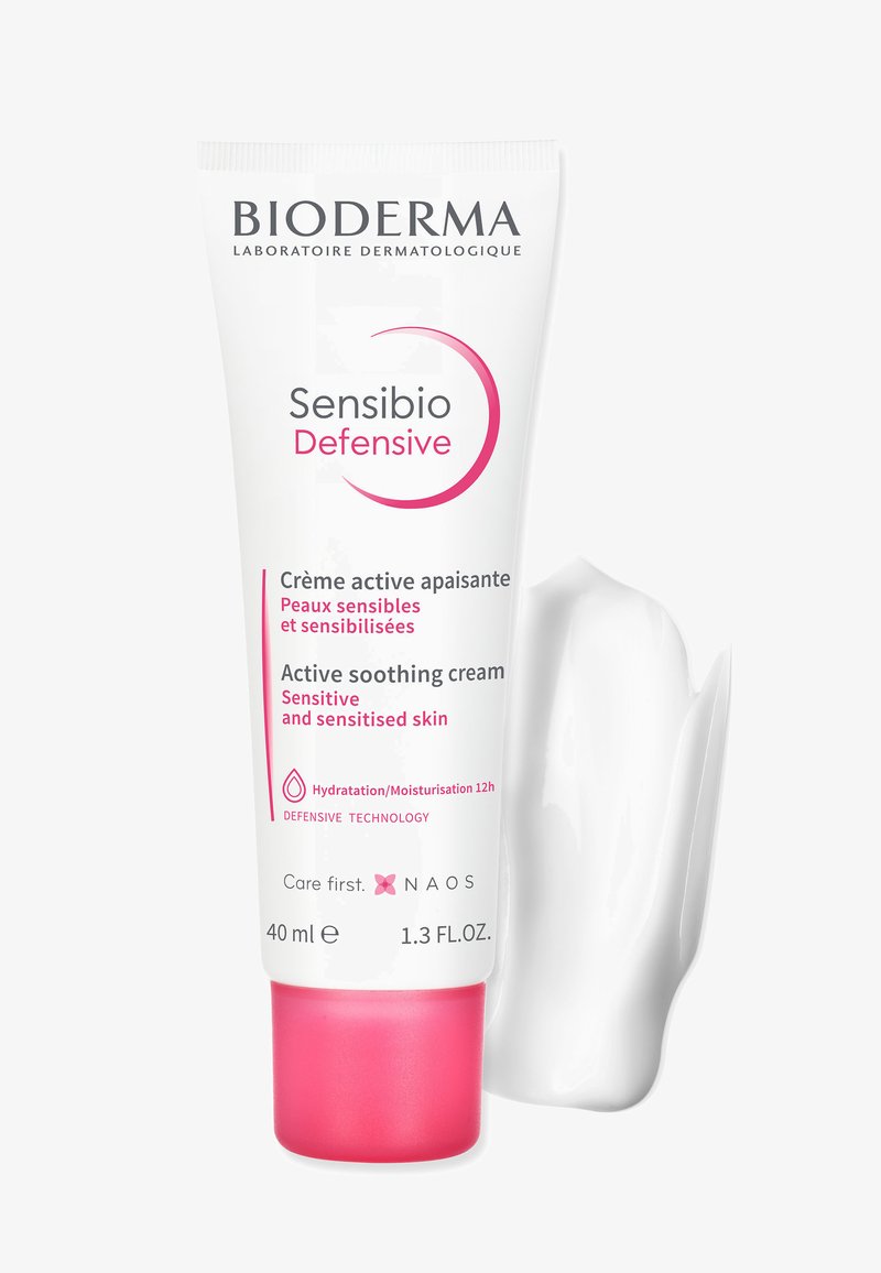 Crème défensive Bioderma Sensibio en tube de 40 ml. Plastique blanc avec des accents roses, présentant le nom du produit et des détails d'utilisation. Texture crémeuse visible.