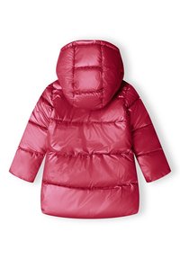 Rød pufferjakke med en skinnende, quiltet tekstur, der har hætte og lange ærmer. Indeholder vandrette syninger og en lige kant.