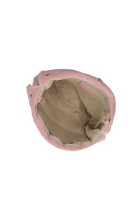 Borsa a tracolla in suede rosa con interno beige, forma rotonda e chiusura con zip. Presenta hardware metallico e una superficie liscia.