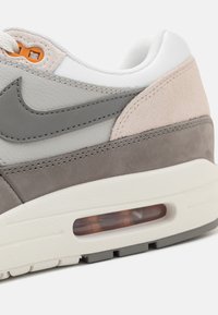 Nike Sportswear AIR MAX 1  - Baskets basses - summit white/flat pewter/light iron ore/light orewood brown/sail/monarch