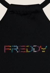 Mustat kankaat, joissa on uritettu pinta, ja värikkäät kimalteet, jotka kirjoittavat "FREDDY" leikkisästi. Säädettävät olkaimet ylhäällä.