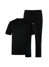 Černé bavlněné tričko s krátkým rukávem, spárované s černými joggingovými kalhotami se stahovacím pasem a manžetami na kotnících.