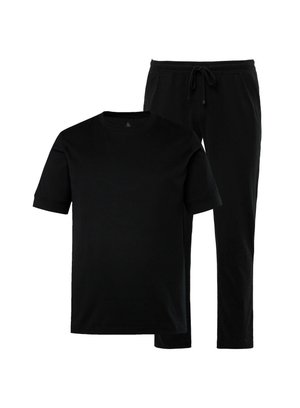 Czarny bawełniany t-shirt z krótkim rękawem, zestawiony z czarnymi spodniami dresowymi z elastycznym pasem w talii i ściągaczami na kostkach.