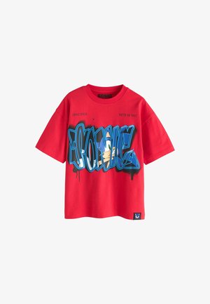 Rotes T-Shirt mit kurzen Ärmeln mit blauem Graffiti-Text "Sonic" und dem Gesicht der Sonic the Hedgehog-Figur im Design, mit "Sonic Speed" und "Gotta Go Fast" Text.