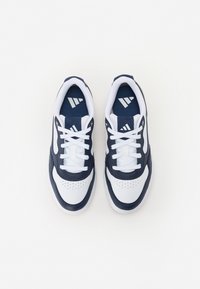 Plave i bijele atletske tenisice s teksturiranim kožnim gornjištem, perforacijama za prozračnost, bijelim vezicama i Adidas logom na jeziku.