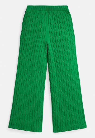 Calças verdes de malha com pernas largas e padrão de trança vertical, em fundo branco liso.