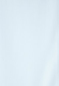 Svetlomodrá tkanina s hladkou textúrou a jemným leskom. Materiál vyzerá tenký a tkaný, poskytujúci jednotnú farbu bez vzorov.