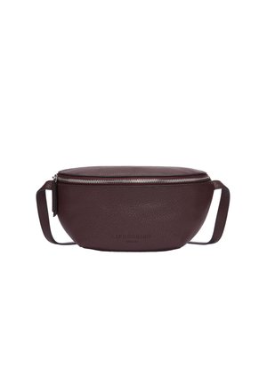 Braune Lederbeuteltasche mit strukturiertem Oberflächen, ovaler Form, Reißverschluss oben und zwei Seitengriffen zum Tragen. Minimalistisches Design.
