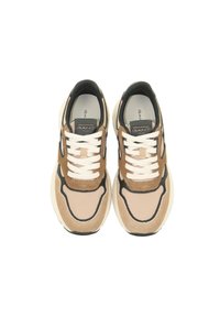 Braun und beige Sneakers mit einer Mischung aus Wildleder und glatten Materialien, weißen Schnürsenkeln, schwarzen Akzenten und einem klobigen Sohlen-Design.