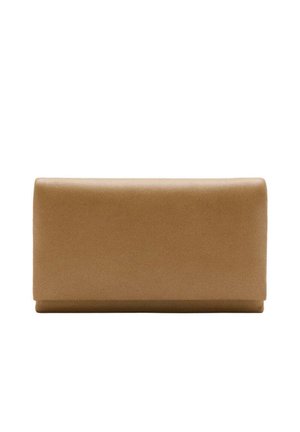 Pochette rectangulaire en cuir beige avec rabat pliable et texture lisse, présentée sur fond blanc.