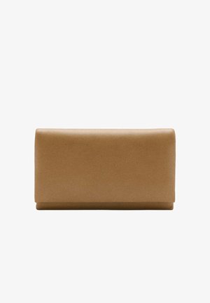 Pochette rectangulaire en cuir beige avec rabat pliable et texture lisse, présentée sur fond blanc.