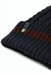 Czapka z dzianiny w kolorze granatowym z bordowymi paskami. Posiada prążkowaną teksturę oraz małą czarną metkę z metalowym akcentem. Miły w dotyku, ciepły materiał.