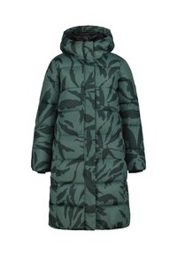 Abrigo acolchado con capucha, con un patrón de camuflaje verde, hecho de material brillante, con un cierre frontal completo y mangas largas.