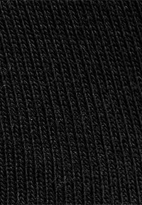 Zwart gebreide stof met een fijne geribbelde textuur, met een consistent patroon en middeldikte.