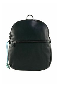 Zaino in pelle nera testurizzata con tasca frontale con zip, manico tondo in cima e cordino blu con etichette decorative sul lato.