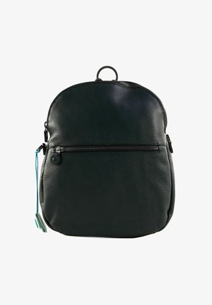 Sac à dos en cuir noir texturé avec poche zippée à l'avant, poignée ronde en haut et corde bleue avec des étiquettes décoratives sur le côté.