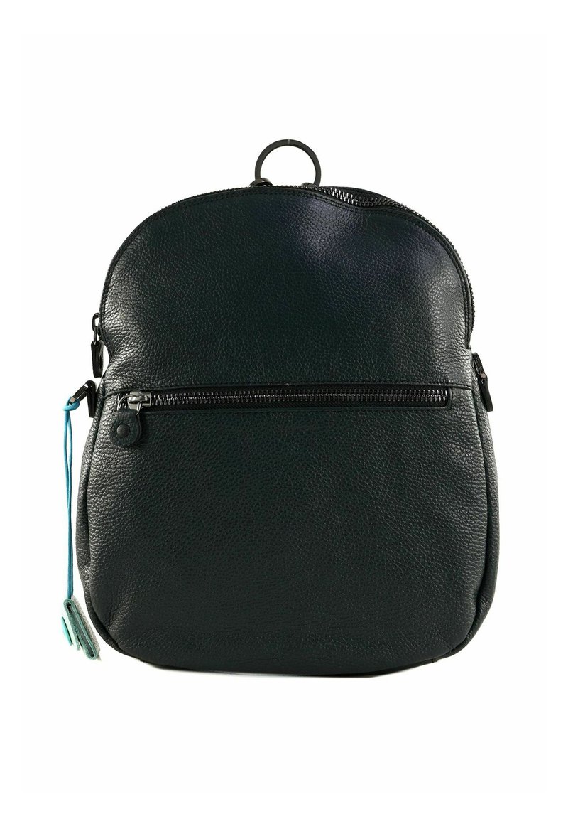 Zaino in pelle nera testurizzata con tasca frontale con zip, manico tondo in cima e cordino blu con etichette decorative sul lato.