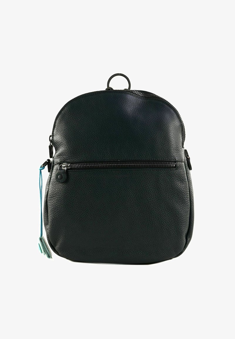 Zaino in pelle nera testurizzata con tasca frontale con zip, manico tondo in cima e cordino blu con etichette decorative sul lato.