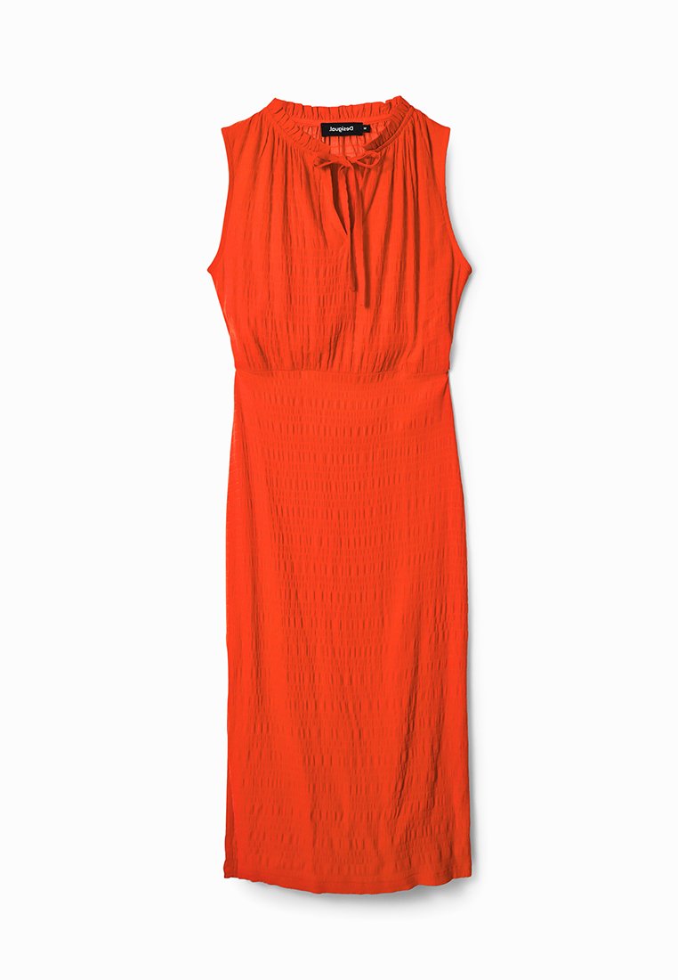 Vestido rojo sin mangas con escote fruncido y detalle de lazo, que presenta un tejido texturizado y una silueta ajustada que se extiende hasta la rodilla.