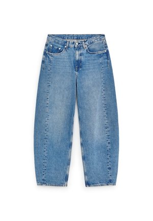 Hellblaue Denim-Jeans mit hoher Taille, weitem Schnitt und fünf Taschen. Mit kontrastierenden Nähten und einem kleinen Metallknopfverschluss.