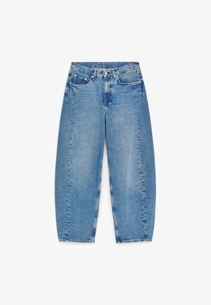 Hellblaue Denim-Jeans mit hoher Taille, weitem Schnitt und fünf Taschen. Mit kontrastierenden Nähten und einem kleinen Metallknopfverschluss.