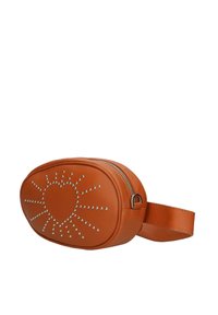 Ovale tas van tan leer met een ritssluiting en een hartpatroon, verfraaid met zilveren studs, voorzien van een brede strap om om de taille te dragen.