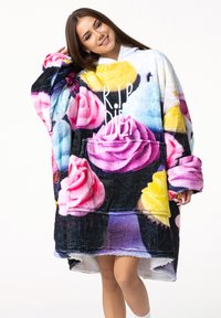 Sudadera de manta de felpa de gran tamaño con estampado colorido de cupcakes y flores. Incluye un bolsillo delantero y una capucha blanca. Textura suave.