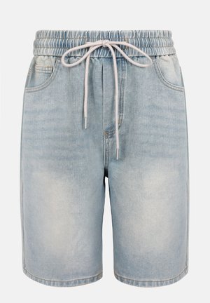 Lichtblauwe denimshorts met elastische tailleband en wit trekkoord, met voorzakken en vervaagde details op de dijen.
