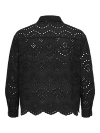 Zwart lange-mouwen shirt met ingewikkeld opengewerkt borduurwerk in bloemmotieven en geometrische patronen, gegolfde zoom en manchetten met knopen, gezien van achteren.