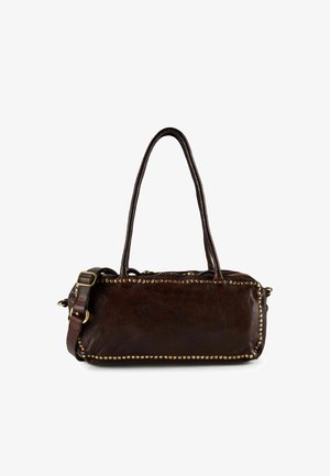 Bolso de mano de cuero marrón oscuro con dos asas, correa ajustable para el hombro y detalles de tachuelas en tono dorado a lo largo de los bordes sobre fondo blanco.